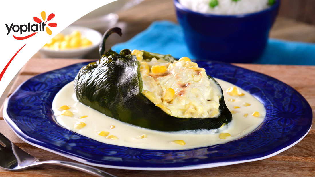 Chiles rellenos de pollo, salsa de yoghurt y elote